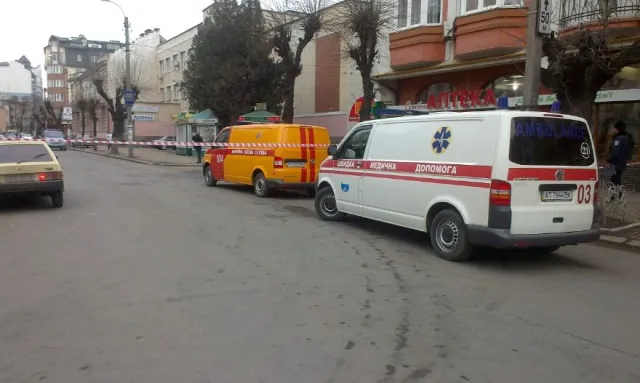 Біля пологового будинка вибухнула граната: одна людина загинула, одна травмована (Фото) + (Відео) — фото 4