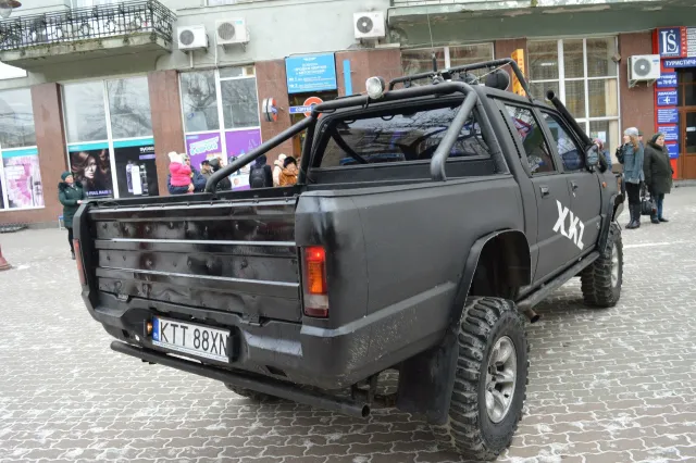 Івано-франківські волонтери відправляють у зону АТО позашляховик (Фото) — фото 6