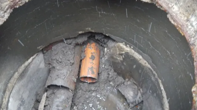 Комунальники показали, що франківці викидають у каналізацію — фото 6