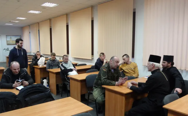 Священики Івано-Франківської архієпархії УГКЦ відвідали поранених бійців (Фото) — фото 1