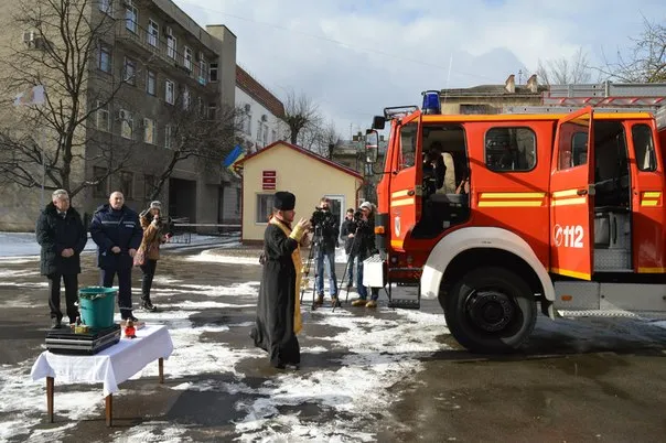 Франківські рятувальники отримали сучасний пожежний автомобіль з Німеччини (Фото) — фото 3