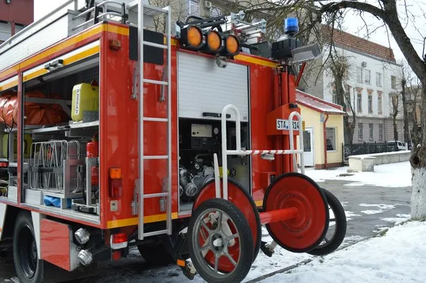 Франківські рятувальники отримали сучасний пожежний автомобіль з Німеччини (Фото) — фото 4