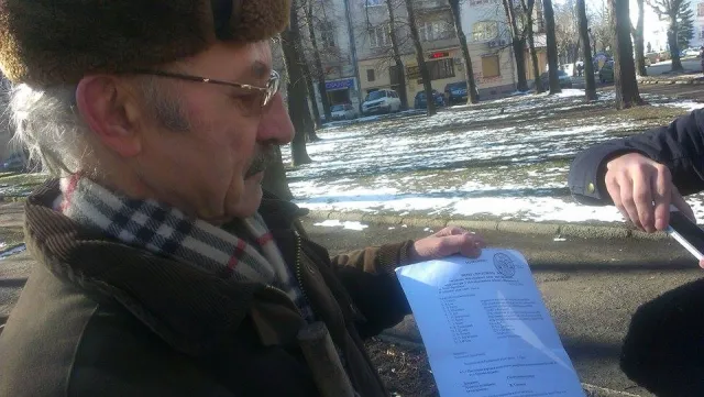 Пенсіонер, погрожуючи людям палицею та собакою, ледь не зірвав поминальне віче (Фоторепортаж) — фото 1