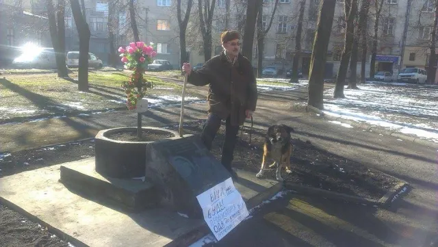 Пенсіонер, погрожуючи людям палицею та собакою, ледь не зірвав поминальне віче (Фоторепортаж) — фото 4
