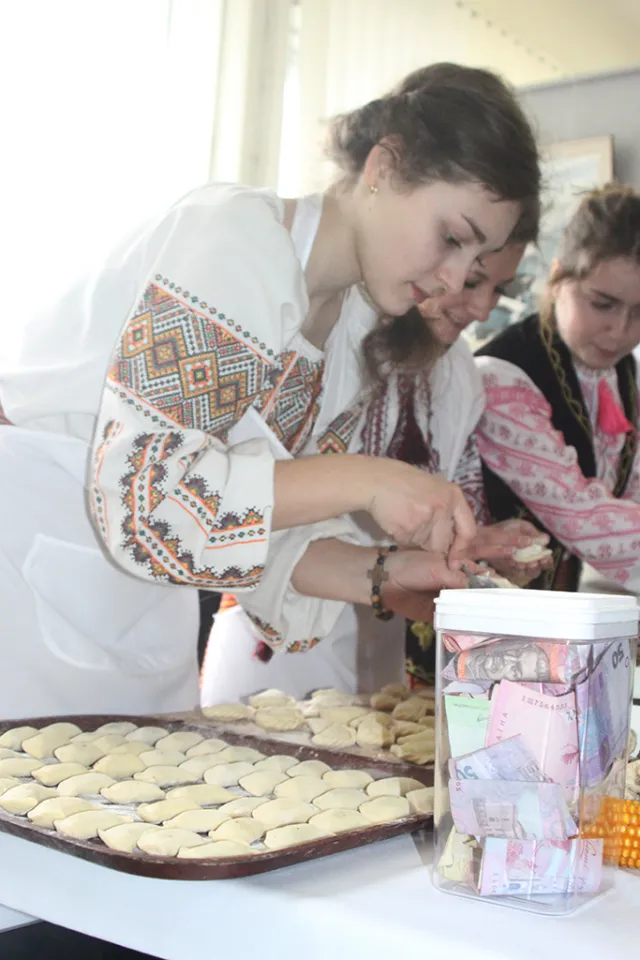 Благодійне «Свято вареника» зібрало понад 10000 гривень для українського війська (Фото) — фото 5