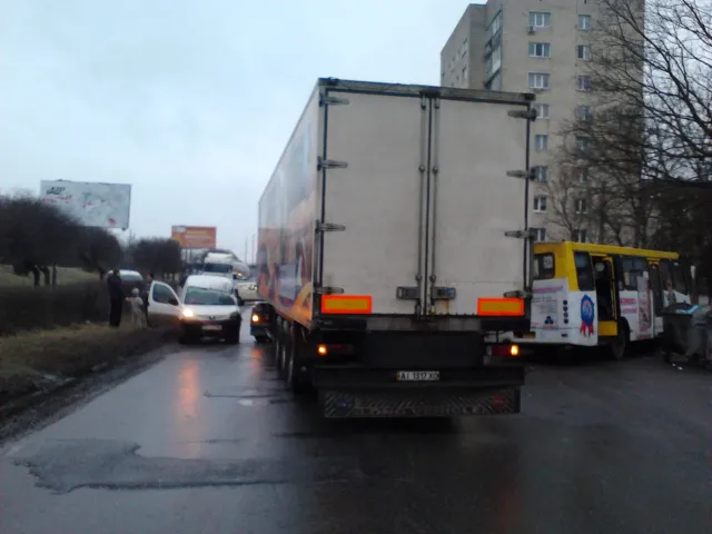 Через ожеледицю відбулось масштабне ДТП на Набережній (Фото) — фото 1