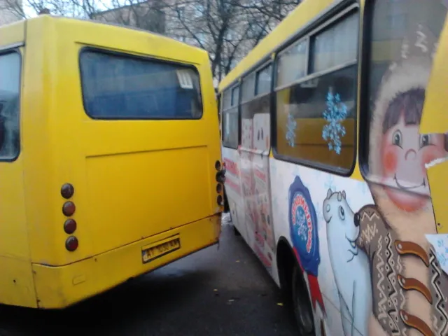 Через ожеледицю відбулось масштабне ДТП на Набережній (Фото) — фото 3