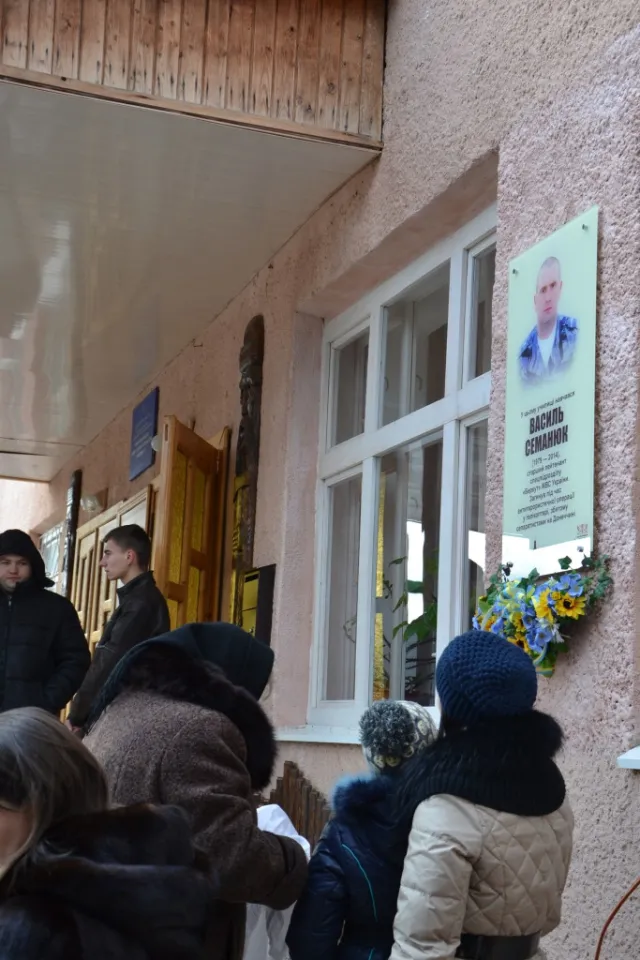 У Франківську відкрили анотаційну дошку загиблому в зоні АТО герою Василю Семанюку (фоторепортаж) — фото 3