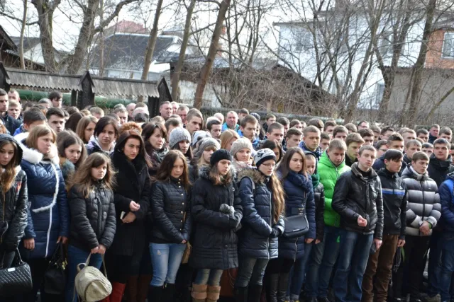 У Франківську відкрили анотаційну дошку загиблому в зоні АТО герою Василю Семанюку (фоторепортаж) — фото 5