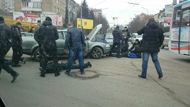 В Івано-Франківську посеред вулиці правоохоронці затримали трьох зловмисників (фото) — фото 1