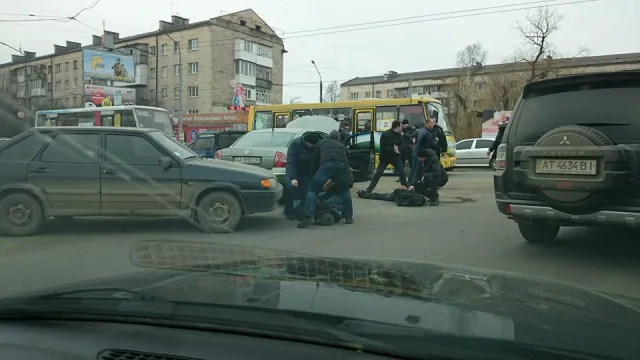 В Івано-Франківську посеред вулиці правоохоронці затримали трьох зловмисників (фото) — фото 2