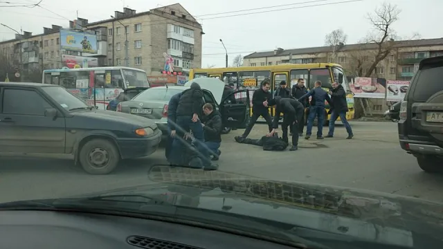В Івано-Франківську посеред вулиці правоохоронці затримали трьох зловмисників (фото) — фото 3