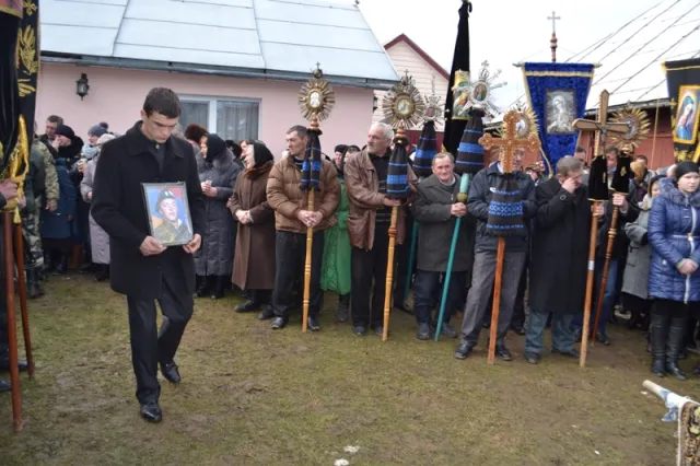 На Прикарпатті в останню дорогу провели «кіборга» Володимира Суслика (фоторепортаж) — фото 3