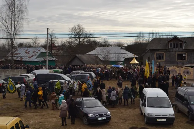 На Прикарпатті в останню дорогу провели «кіборга» Володимира Суслика (фоторепортаж) — фото 6