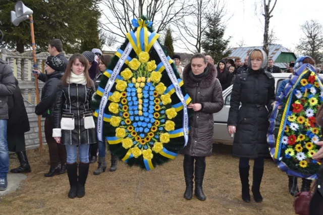 На Прикарпатті в останню дорогу провели «кіборга» Володимира Суслика (фоторепортаж) — фото 7