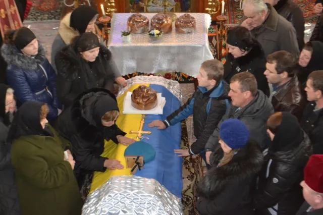 На Прикарпатті в останню дорогу провели «кіборга» Володимира Суслика (фоторепортаж) — фото 8