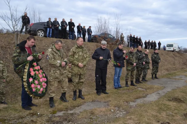 На Прикарпатті в останню дорогу провели «кіборга» Володимира Суслика (фоторепортаж) — фото 9