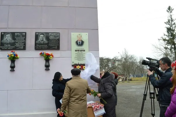 В Івано-Франківську встановили анотаційну дошку загиблому в АТО майору Юрію Барану (фоторепортаж) — фото 9
