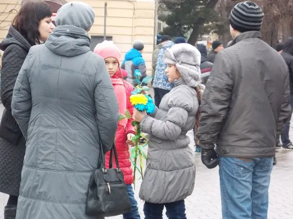 В Івано-Франківську бійців 128 бригади зустріли понад сотня прикарпатців (фоторепортаж) — фото 2