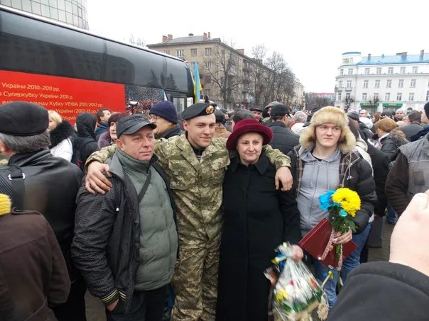 В Івано-Франківську бійців 128 бригади зустріли понад сотня прикарпатців (фоторепортаж) — фото 3