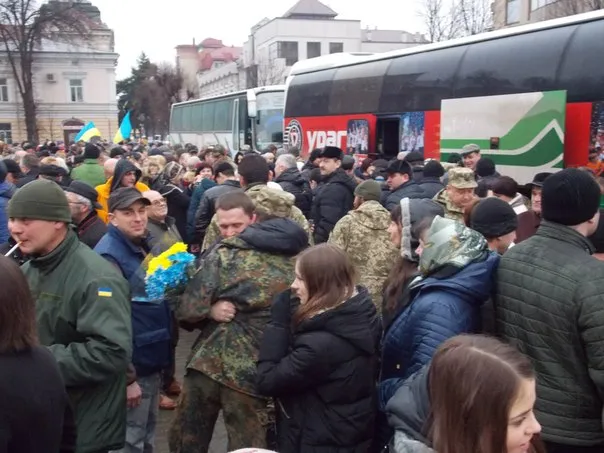 В Івано-Франківську бійців 128 бригади зустріли понад сотня прикарпатців (фоторепортаж) — фото 4