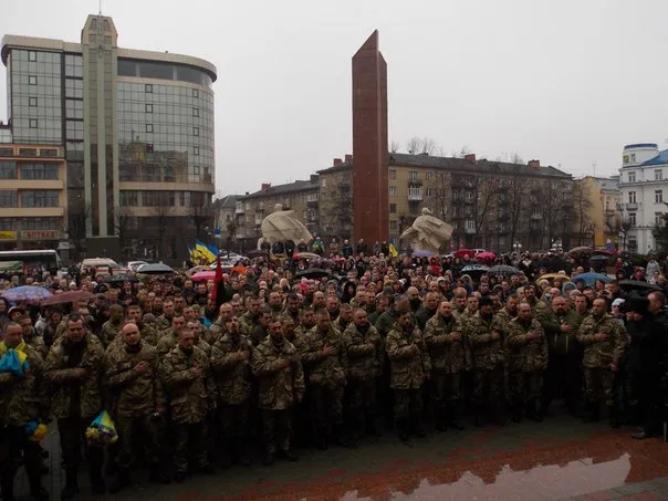 В Івано-Франківську бійців 128 бригади зустріли понад сотня прикарпатців (фоторепортаж) — фото 5