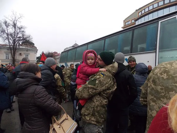 В Івано-Франківську бійців 128 бригади зустріли понад сотня прикарпатців (фоторепортаж) — фото 6