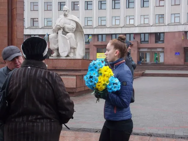 В Івано-Франківську бійців 128 бригади зустріли понад сотня прикарпатців (фоторепортаж) — фото 8