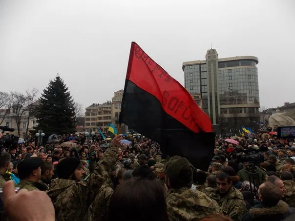 В Івано-Франківську бійців 128 бригади зустріли понад сотня прикарпатців (фоторепортаж) — фото 10