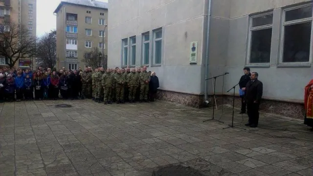 В Івано-Франківську відкрили пам'ятну дошку бійцю, який загинув на горі Карачун (фоторепортаж) — фото 7