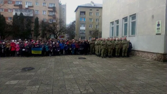 В Івано-Франківську відкрили пам'ятну дошку бійцю, який загинув на горі Карачун (фоторепортаж) — фото 8