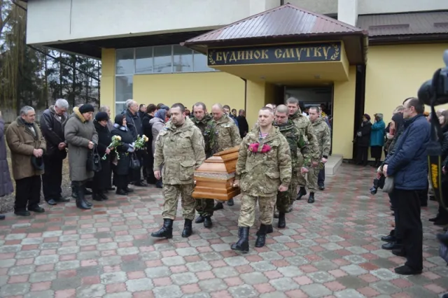 В Івано-Франківську в останню путь провели Андрія Прошака (фото) — фото 16