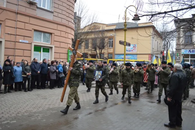 В Івано-Франківську в останню путь провели Андрія Прошака (фото) — фото 20