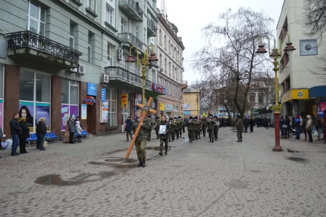 В Івано-Франківську в останню путь провели Андрія Прошака (фото) — фото 21