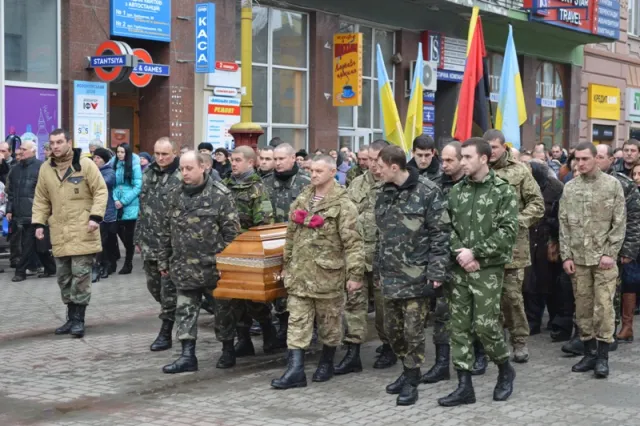 В Івано-Франківську в останню путь провели Андрія Прошака (фото) — фото 22