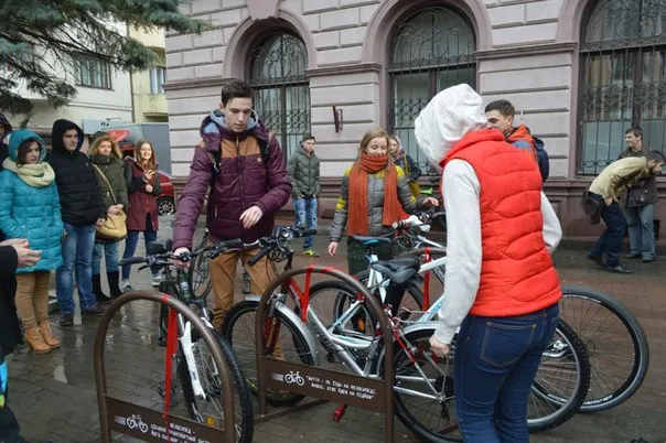 Біля Медичного університету відкрили нову велопарковку (фоторепортаж) — фото 7