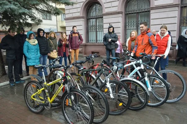 Біля Медичного університету відкрили нову велопарковку (фоторепортаж) — фото 8