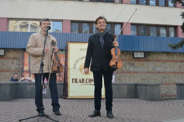 Ще не вмерла України... На Вічевому майдані виконали гімн України (фоторепортаж) + (відео) — фото 3