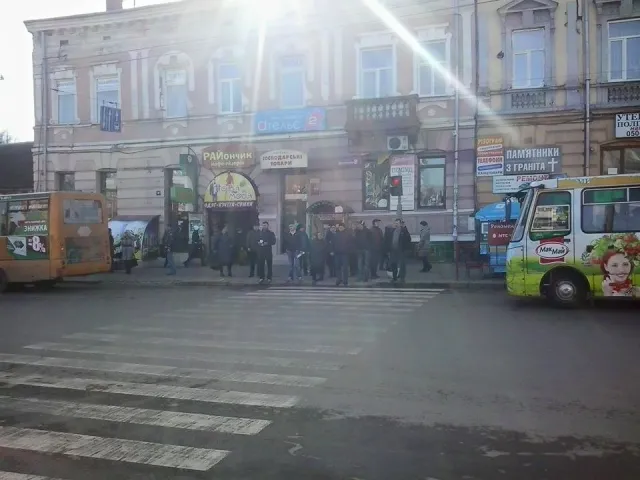 Одного інспектора ДАІ достатньо, щоб навести лад із водіями та пішоходами на вулиці Дністровській (фото) — фото 1