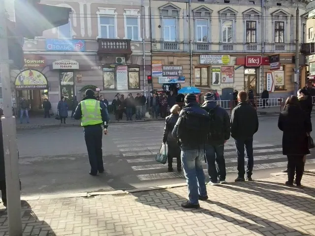 Одного інспектора ДАІ достатньо, щоб навести лад із водіями та пішоходами на вулиці Дністровській (фото) — фото 2
