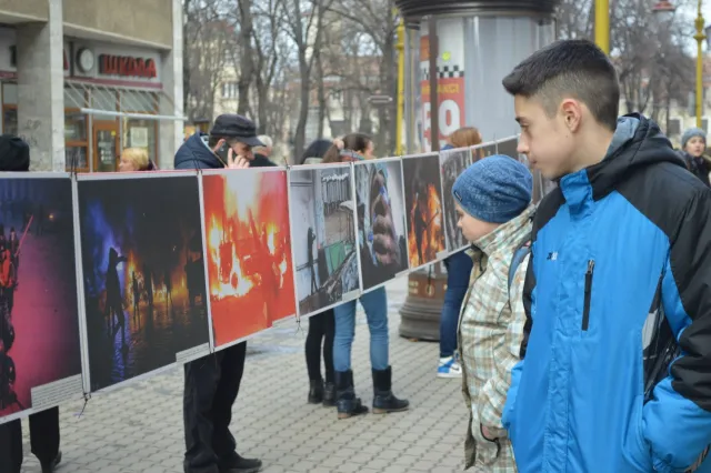 В центрі міста просто неба відкрилася виставка українських фотографів «HUMAN FACTOR. LAST EDITION» (фоторепортаж) — фото 5