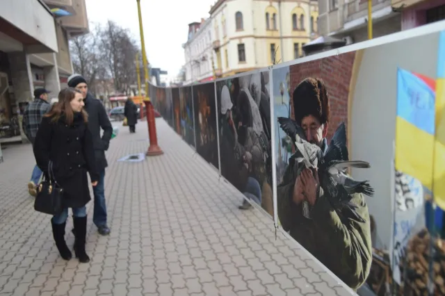 В центрі міста просто неба відкрилася виставка українських фотографів «HUMAN FACTOR. LAST EDITION» (фоторепортаж) — фото 7