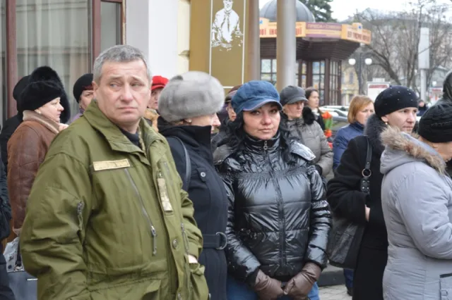 В Івано-Франківську провели в останню дорогу 33-річного бійця ДУКу Дмитра Ломея (фоторепортаж) — фото 1