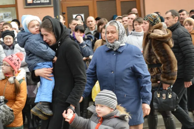 В Івано-Франківську провели в останню дорогу 33-річного бійця ДУКу Дмитра Ломея (фоторепортаж) — фото 11
