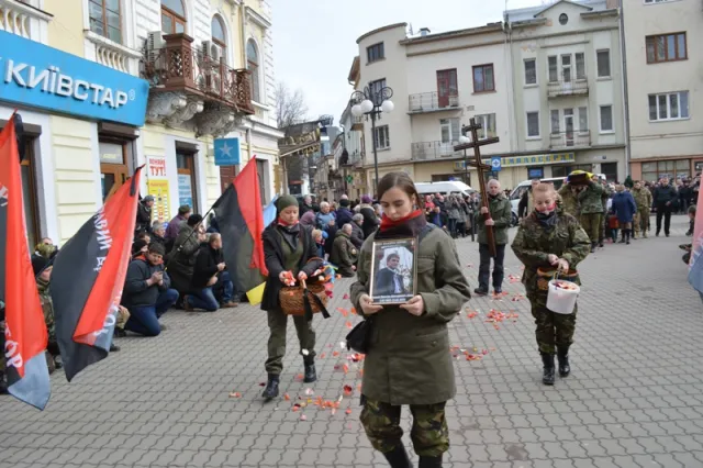 В Івано-Франківську провели в останню дорогу 33-річного бійця ДУКу Дмитра Ломея (фоторепортаж) — фото 12