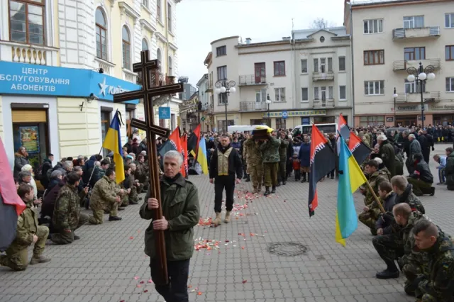 В Івано-Франківську провели в останню дорогу 33-річного бійця ДУКу Дмитра Ломея (фоторепортаж) — фото 13