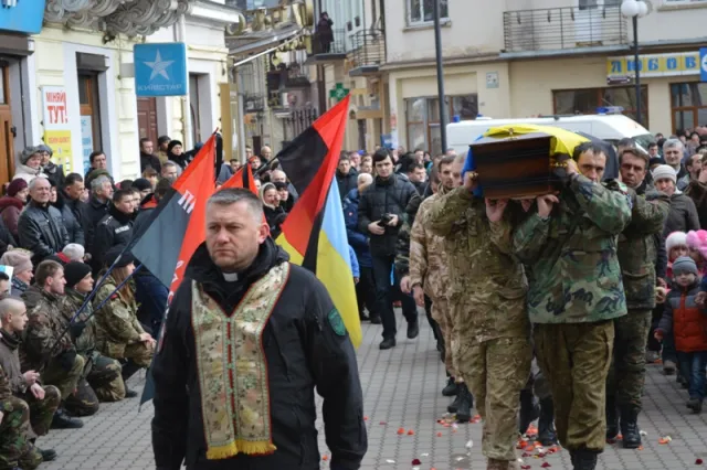 В Івано-Франківську провели в останню дорогу 33-річного бійця ДУКу Дмитра Ломея (фоторепортаж) — фото 14