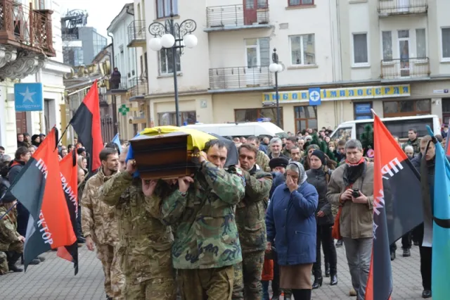 В Івано-Франківську провели в останню дорогу 33-річного бійця ДУКу Дмитра Ломея (фоторепортаж) — фото 15