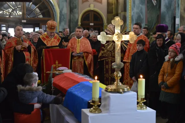 В Івано-Франківську провели в останню дорогу 33-річного бійця ДУКу Дмитра Ломея (фоторепортаж) — фото 16