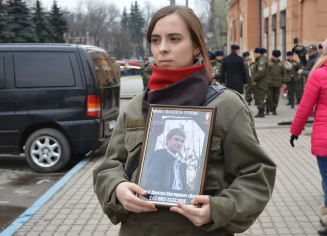 В Івано-Франківську провели в останню дорогу 33-річного бійця ДУКу Дмитра Ломея (фоторепортаж) — фото 3